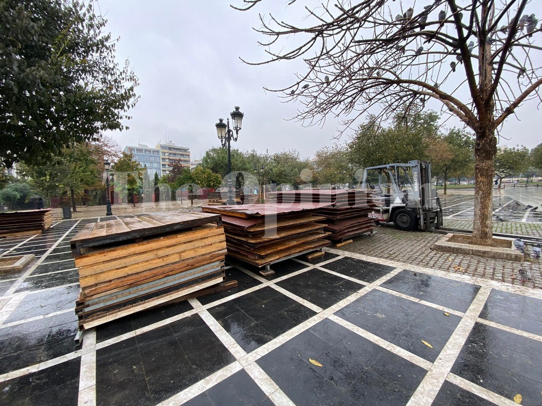 Ξεκινά το στήσιμο της Χριστουγεννιάτικης αγοράς στην Αριστοτέλους (ΦΩΤΟ)