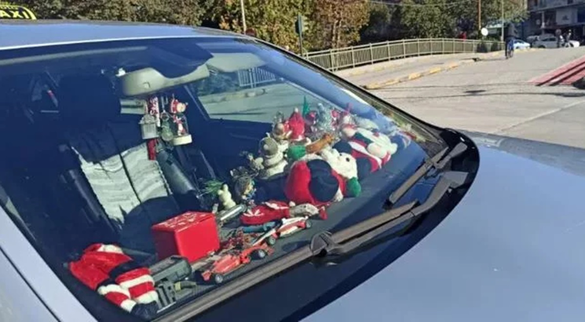 Στόλισε το ταξί του σαν χριστουγεννιάτικο δένδρο – Το γέμισε με Άγιους Βασίληδες και ξωτικά (ΦΩΤΟ)