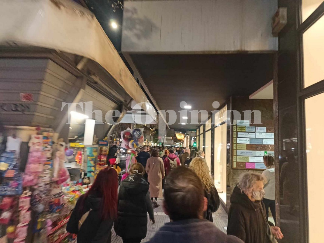 Θεσσαλονίκη: «Βλέπουν αλλά δεν αγοράζουν» – «Κατέκλυσαν» το κέντρο μόνο για βόλτα (ΦΩΤΟ)