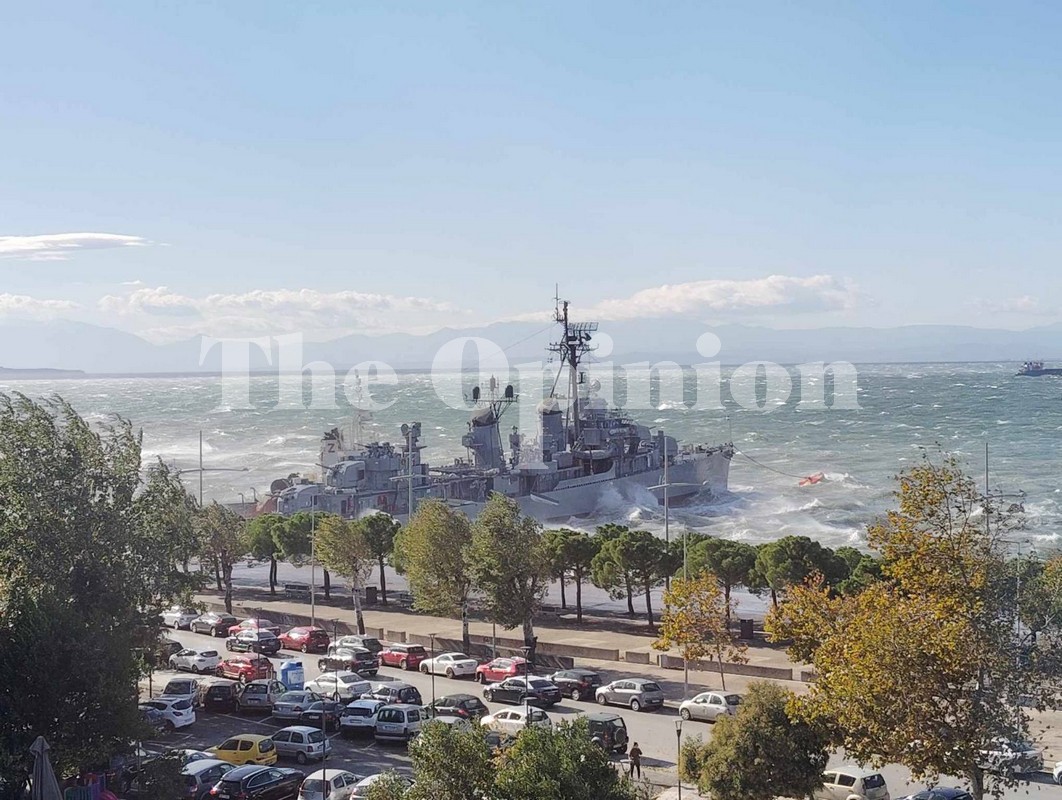 Η θάλασσα βγήκε… στη στεριά στη Νέα Παραλία – Τα κύματα «λυσσομανούν» το «Βέλος» (VIDEO)