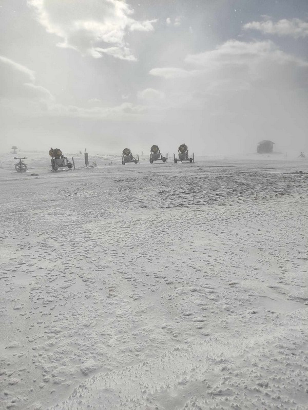 Χειμωνιάτικο τοπίο στο Καϊμακτσαλάν: Ντυμένο στα λευκά το χιονοδρομικό κέντρο (VIDEO)