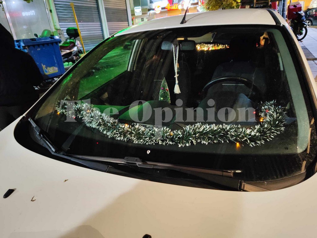 Θεσσαλονίκη: Έβαλε τα γιορτινά μέχρι και στο αυτοκίνητο του (ΦΩΤΟ+ΒΙΝΤΕΟ)