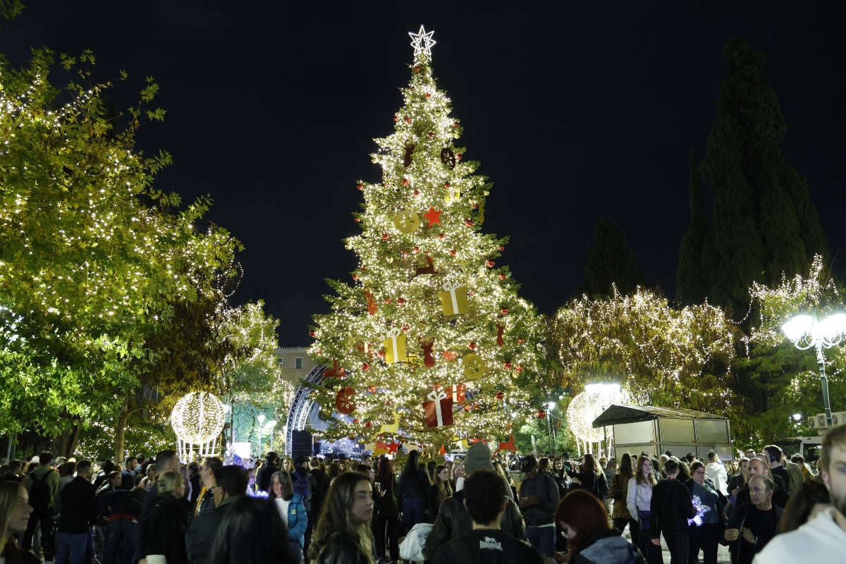 Ήρθαν τα Χριστούγεννα στην Αθήνα: Φωταγωγήθηκε το δέντρο στο Σύνταγμα (ΦΩΤΟ)