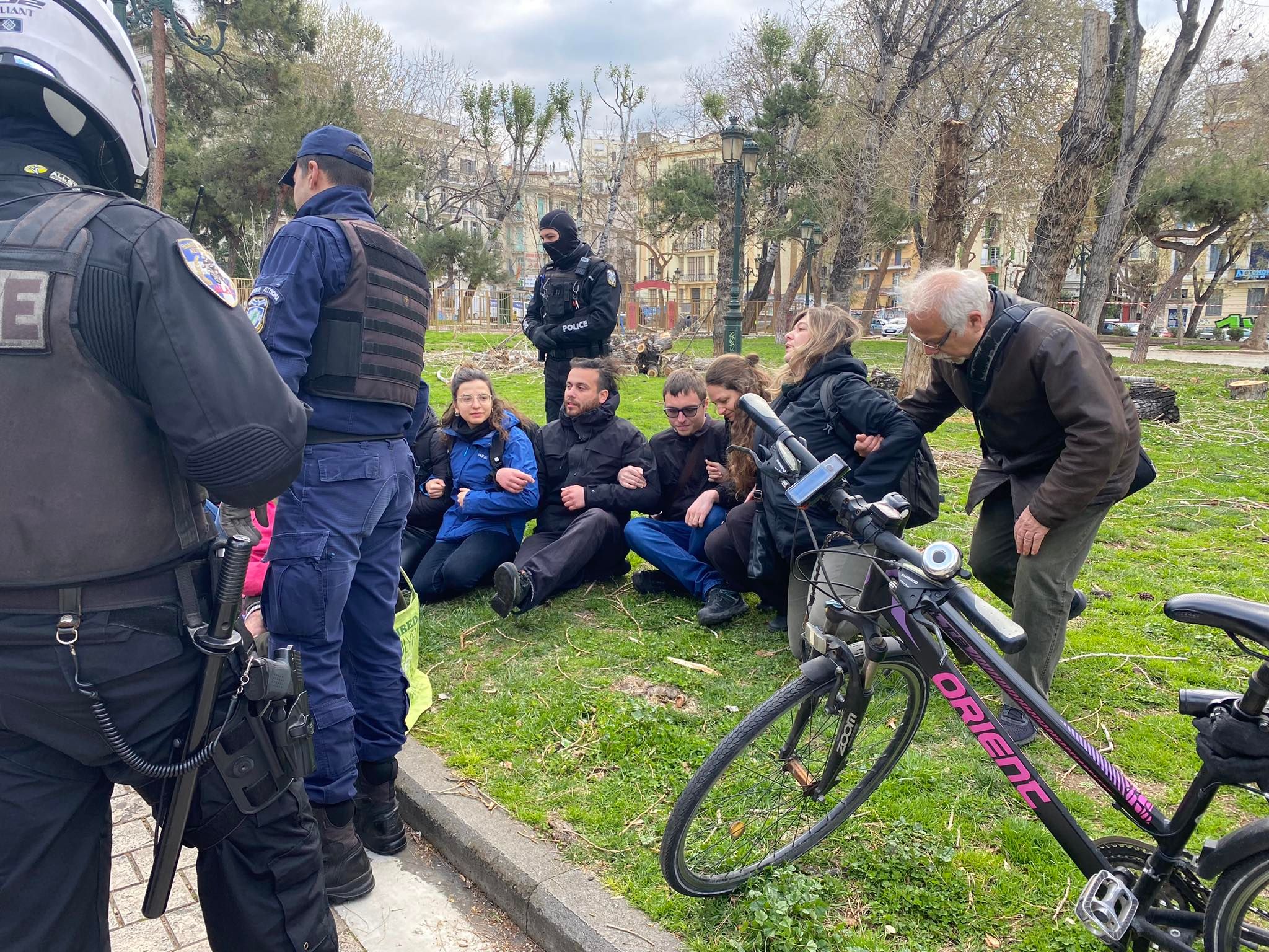 Τη Δευτέρα η δίκη των 14 που αντιστάθηκαν στην δεντροκτονία της Θεσσαλονίκης