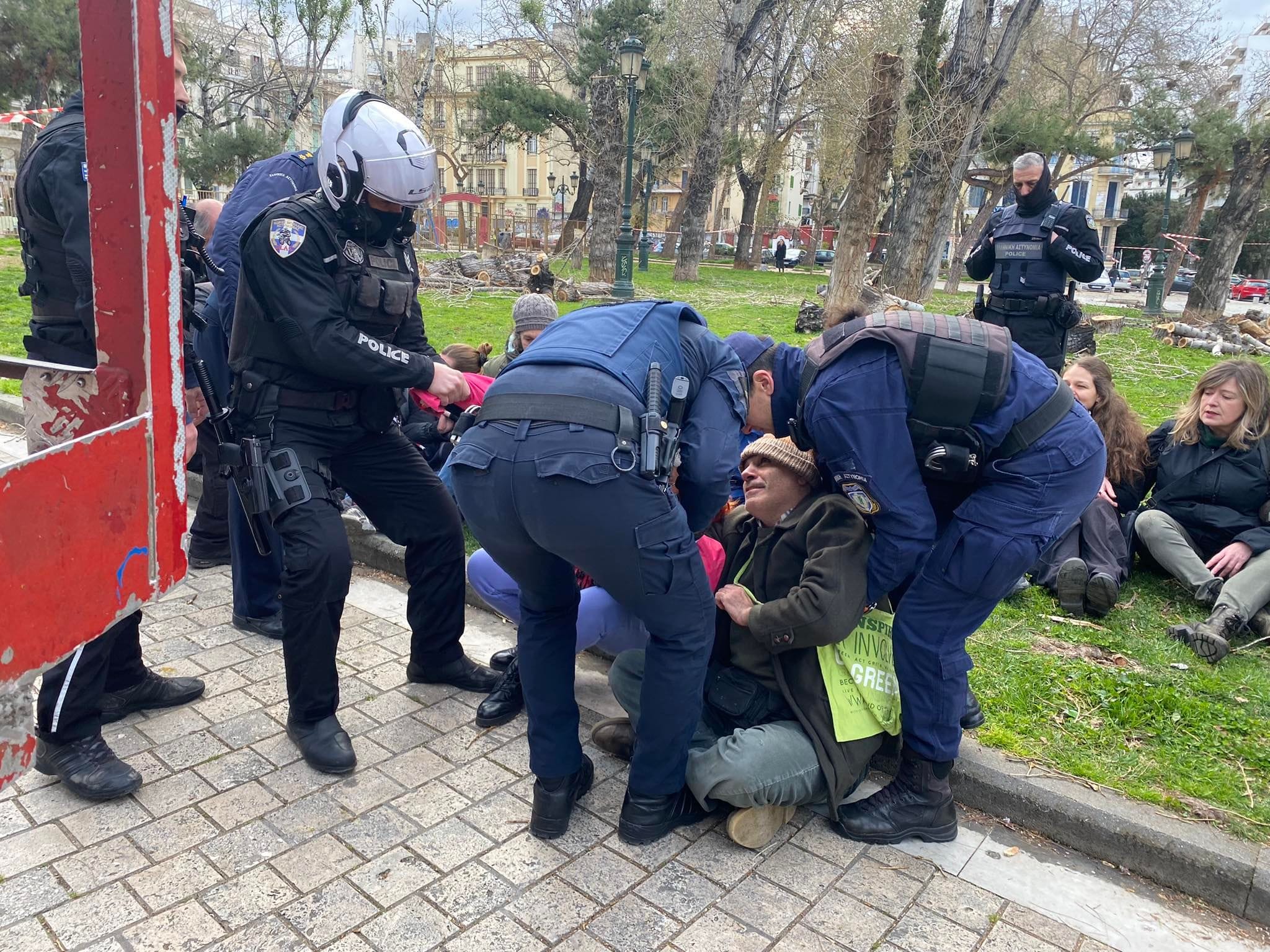 Κοπές δέντρων: Η «Θεσσαλονίκη για Όλους» στο πλευρό των 14 συλληφθέντων