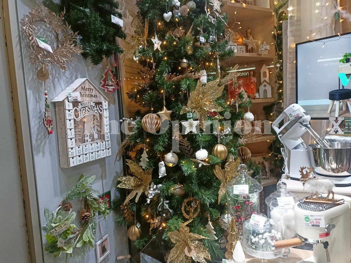 Θεσσαλονίκη: «Φόρεσαν» τα γιορτινά τους οι βιτρίνες των καταστημάτων (ΦΩΤΟ)