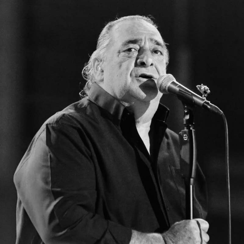 Αυτό είναι το τραγούδι που δεν ξανατραγούδησε ποτέ ο Βασίλης Καρράς – Η συγκινητική ιστορία πίσω από το «Δημήτρη χάνομαι» (VIDEO)