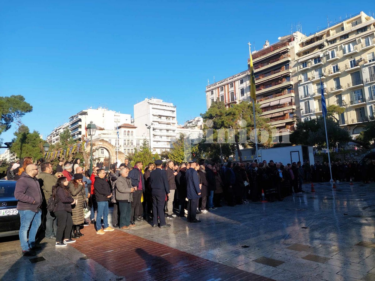 Σε βαρύ κλίμα η Θεσσαλονίκη αποχαιρετά τον σπουδαίο Βασίλη Καρρά (ΦΩΤΟ)