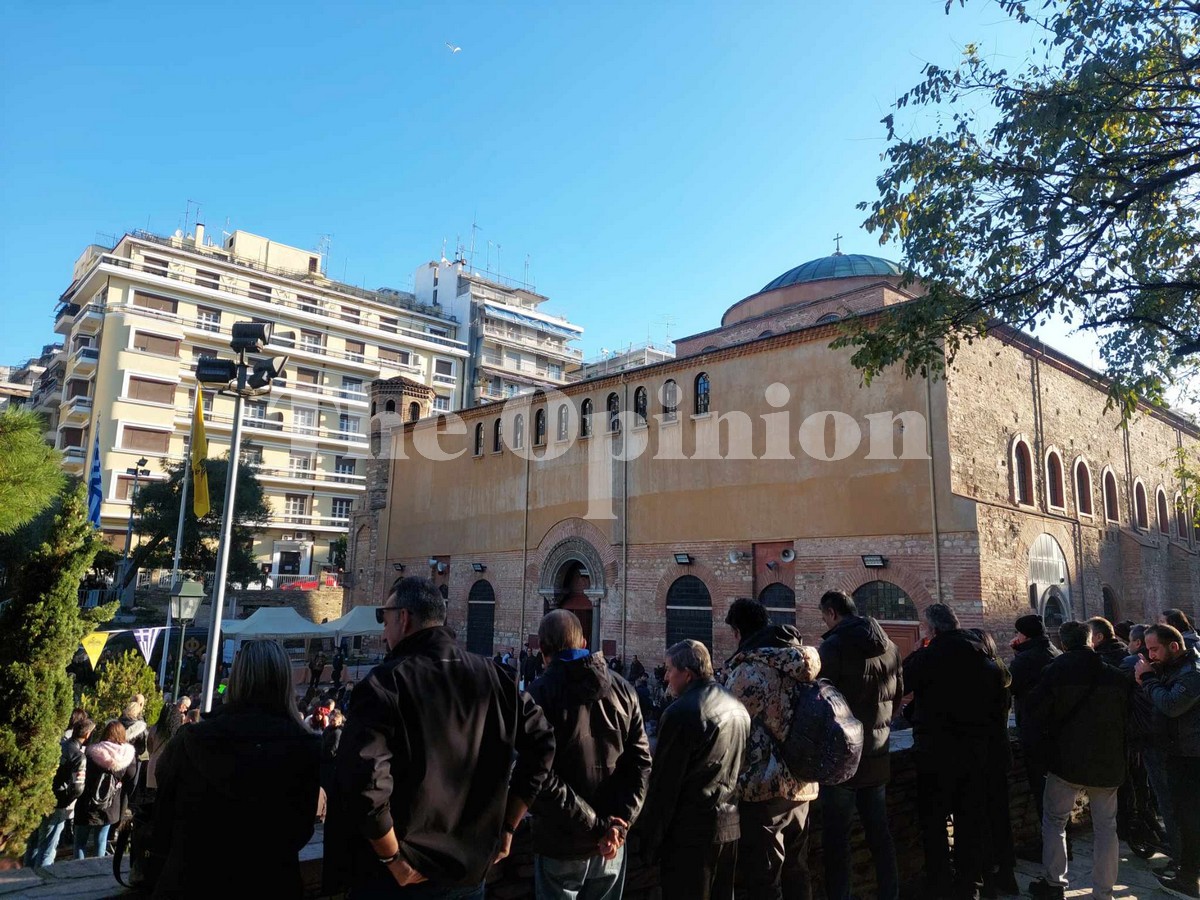 Άντζελα Δημητρίου και Κώστας Μακεδόνας αποχαιρετούν τον Βασίλη Καρρά (VIDEO)