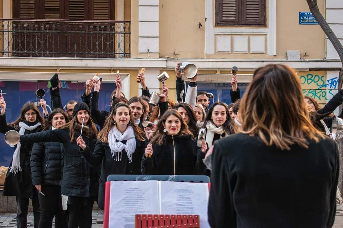 Θεσσαλονίκη: Χριστουγεννιάτικα κάλαντα, χορός και κεράσματα στην Παπαμάρκου και στην πλ. Άθωνος (ΦΩΤΟ)