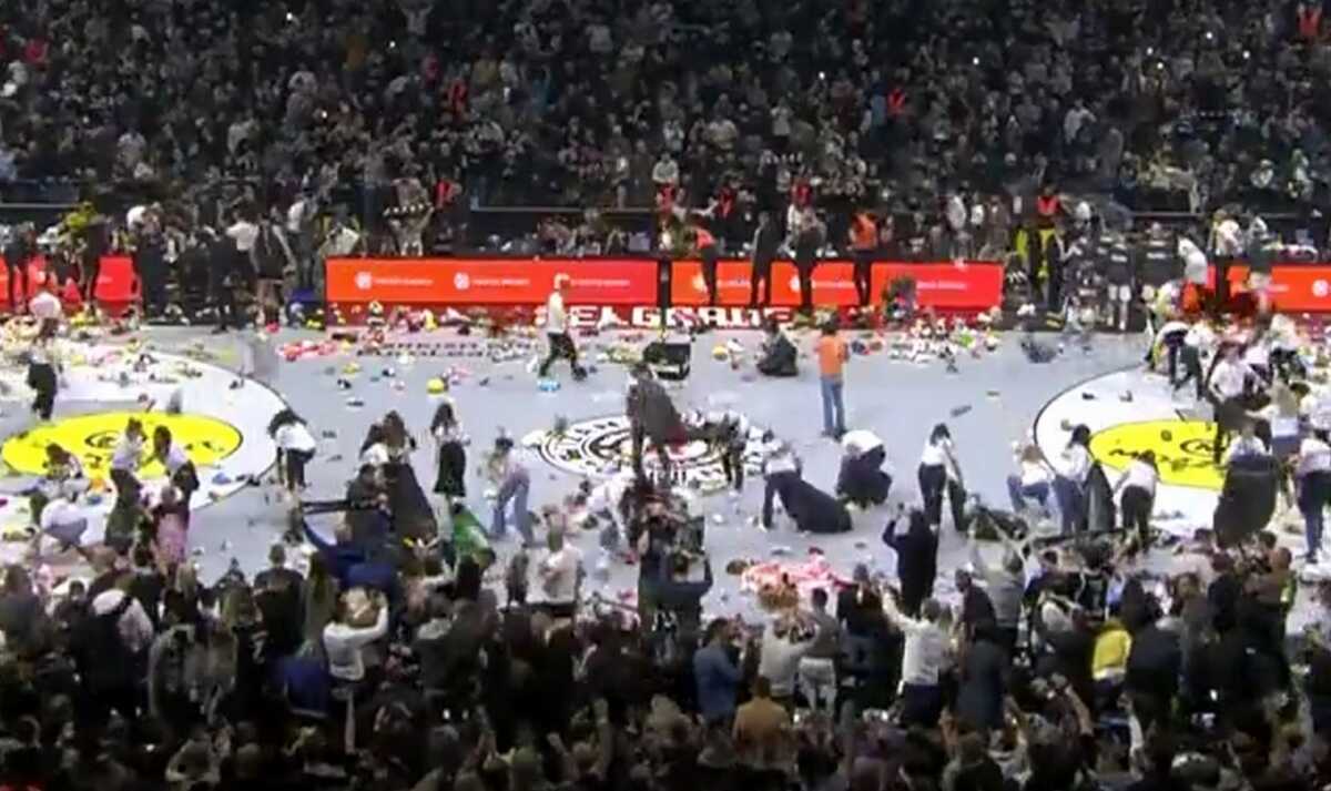 Υπέροχη κίνηση από τους οπαδούς της Παρτιζάν: Πέταξαν εκατοντάδες κουκλάκια πριν το παιχνίδι! (vid)