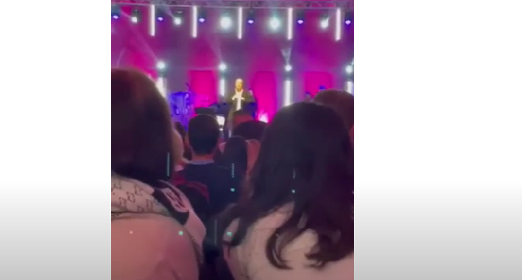 «Ραγίζει» καρδιές το αντίο του Γιάννη Πάριου στον  Βασίλη Καρρά (VIDEO)