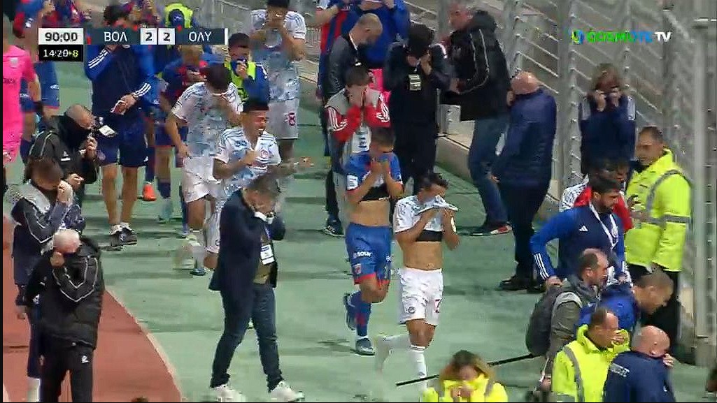 Απίστευτο βίντεο: Έψαχναν σημείο διαφυγής οι παίκτες των δύο ομάδων που δεν μπορούσαν να πάρουν ανάσα από τα δακρυγόνα