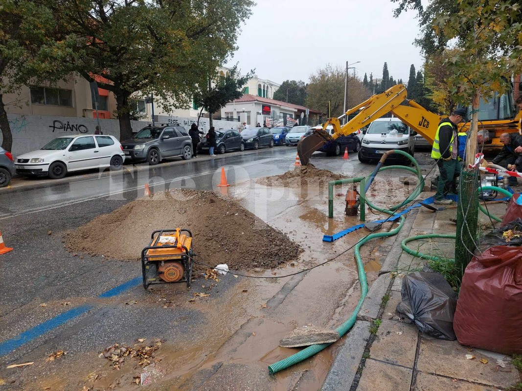 Θεσσαλονίκη: Έσπασε αγωγός της ΕΥΑΘ – Νερά και λάσπες στην Εγνατία (ΦΩΤΟ+VIDEO)