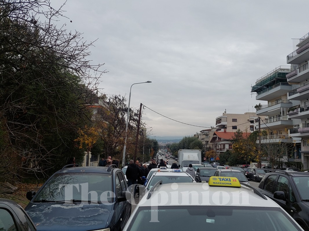 «Δε μπορούμε να ζούμε με αυτά τα χαράτσια» – Ξανά στους δρόμους της Θεσσαλονίκης οι οδηγοί των ταξί (ΦΩΤΟ+VIDEO)