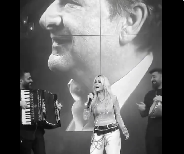 Συγκίνησε η Άννα Βίσση τραγουδώντας Βασίλη Καρρά (VIDEO)