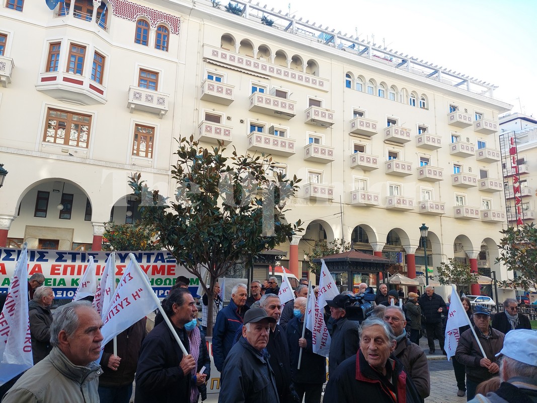 Θεσσαλονίκη: «Έχουμε καταντήσει “αντικοινωνικοί” γιατί τα χρήματα δε φτάνουν» – Στους δρόμους οι συνταξιούχοι ( ΦΩΤΟ+VIDEO)