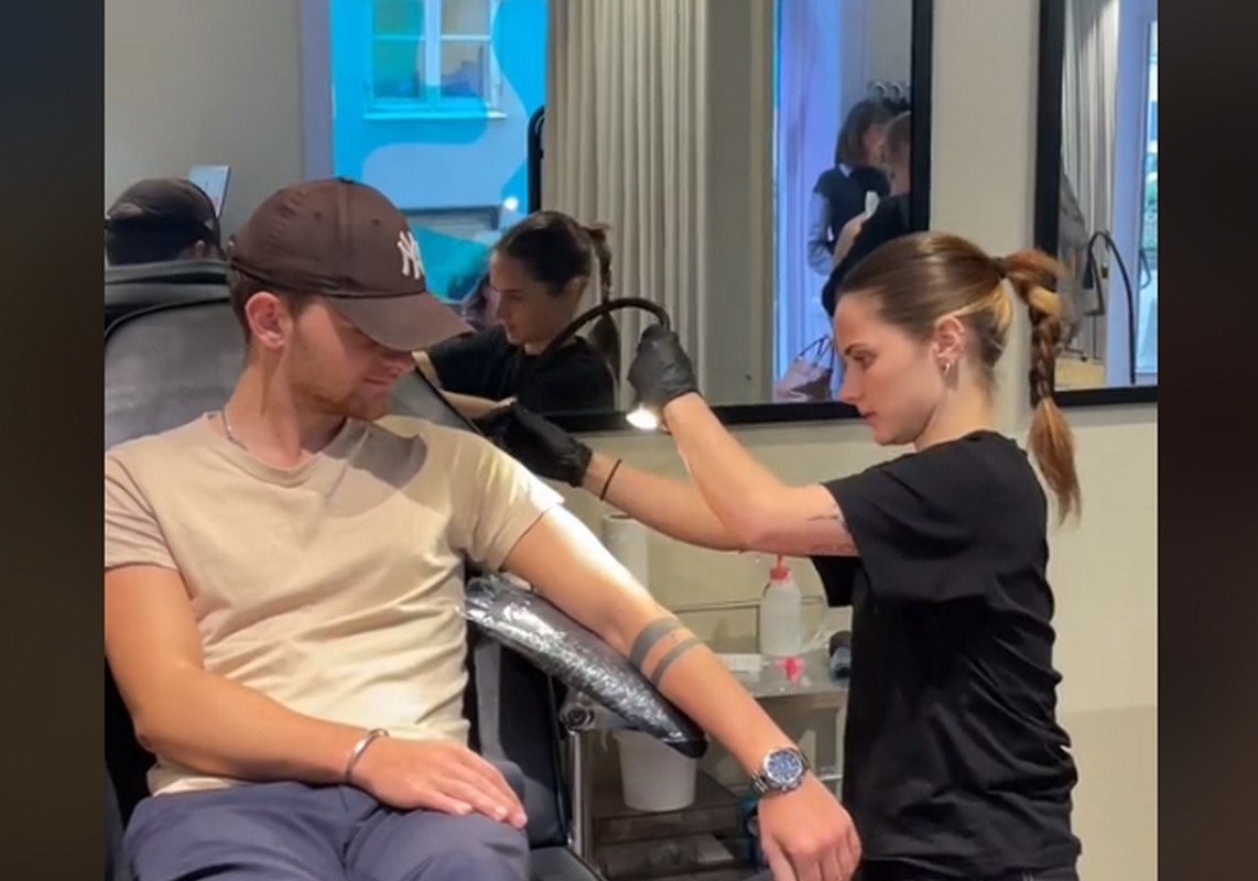 Ερωτευμένος νεαρός έκανε τατουάζ για τη σχέση του – Προκάλεσε την οργή του διαδικτύου (VIDEO)