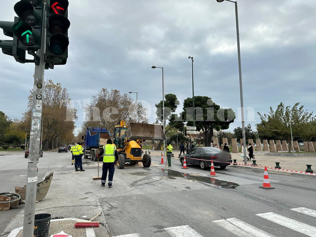 Κλειστή λωρίδα κυκλοφορίας στη Λεωφόρο Νίκης – Σε εξέλιξη εργασίες της ΕΥΑΘ (ΦΩΤΟ)