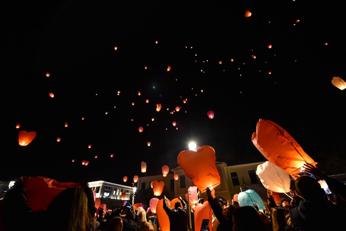 Μαγευτικό θέαμα στην Πρέβεζα – Η «Νύχτα των Ευχών» φώτισε τον χριστουγεννιάτικο ουρανό (ΦΩΤΟ)