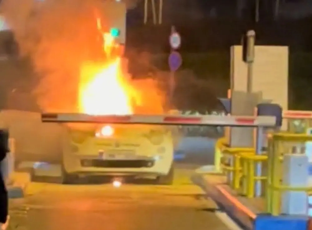 Θεσσαλονίκη: Αυτοκίνητο τυλίχθηκε στις φλόγες (VIDEO)