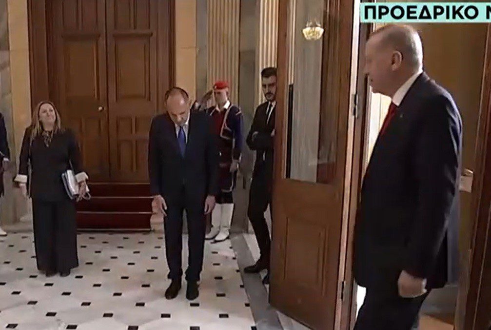 Σάλος με την “υπόκλιση” Γεραπετρίτη σε Ερντογάν – Τι απαντά οργισμένα το υπουργείο