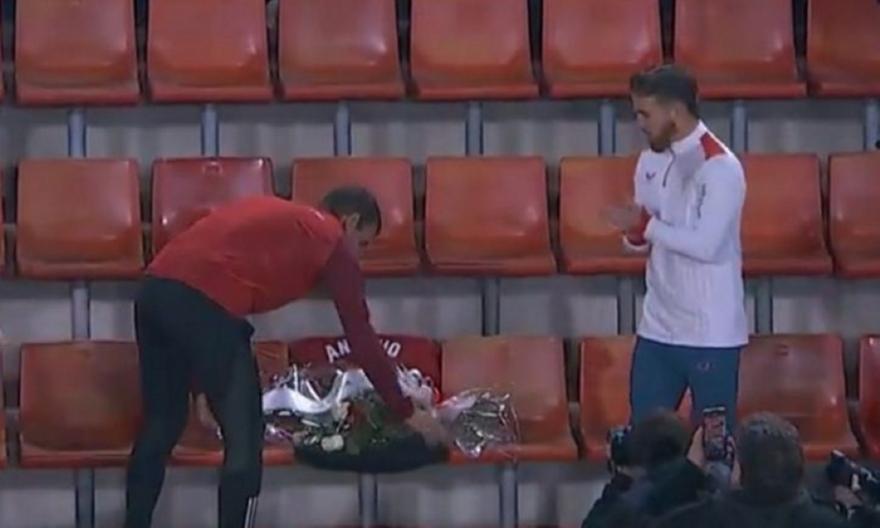 Συγκινητική στιγμή: Οι αρχηγοί των Γρανάδα και Μπιλμπάο άφησαν λουλούδια στη θέση του οπαδού που πέθανε (video)