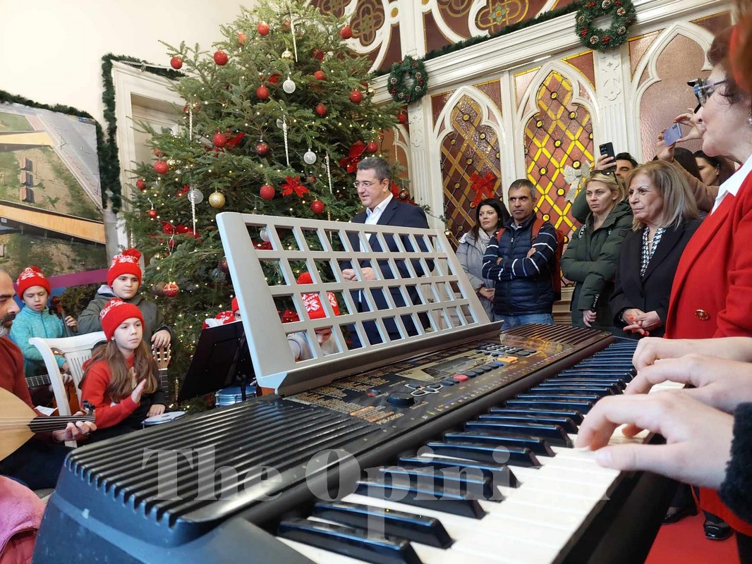 Θεσσαλονίκη: Άκουσε τα πρώτα κάλαντα ο Απόστολος Τζιτζικώστας (ΦΩΤΟ+VIDEO)