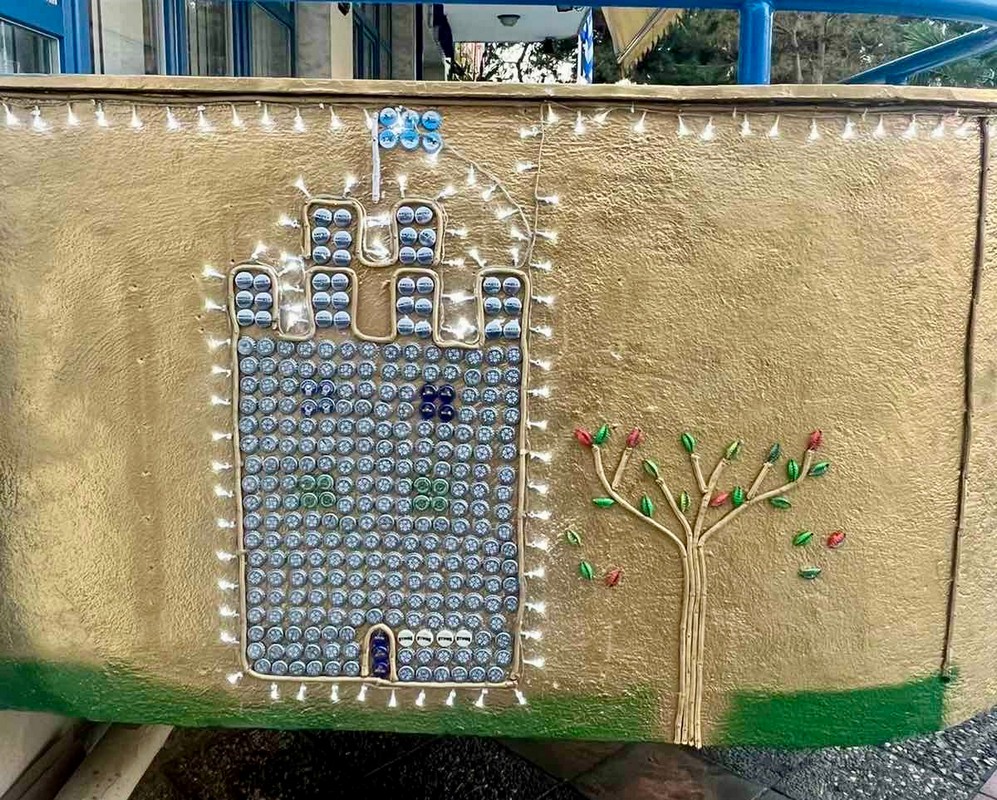 Θεσσαλονίκη: Έργα τέχνης από καπάκια δημιουργεί εθελοντής του Β΄ ΚΑΠΗ Αμπελοκήπων με τη βοήθεια ηλικιωμένων