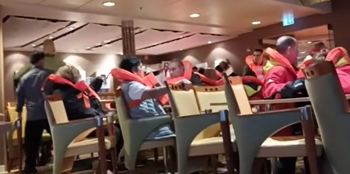 Πανικός σε κρουαζιερόπλοιο: Τρομοκρατημένοι επιβάτες φορούν σωσίβια – Τεράστια κύματα χτυπούν το πλοίο (VIDEO)