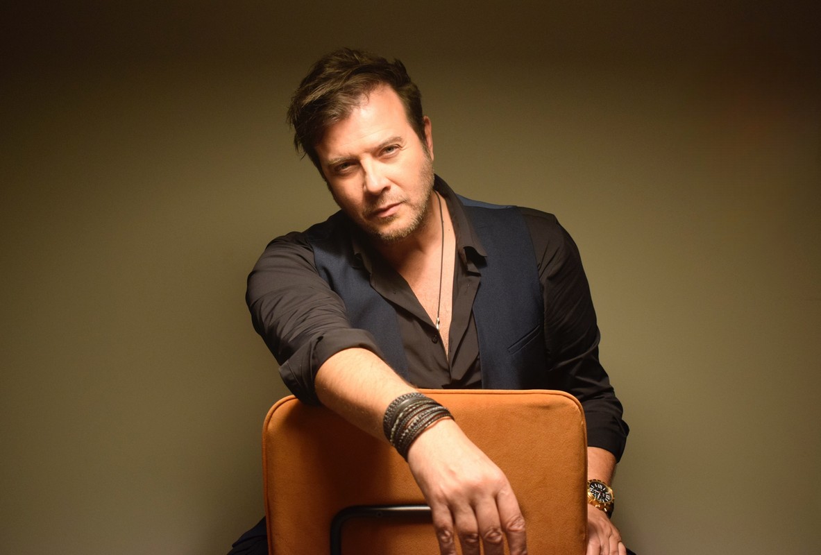 «Σκόρπια Ζωή»: 1,5 εκατομμύριο προβολές η επανεκτέλεση του τραγουδιού του Λάμπη Λιβιεράτου (video)