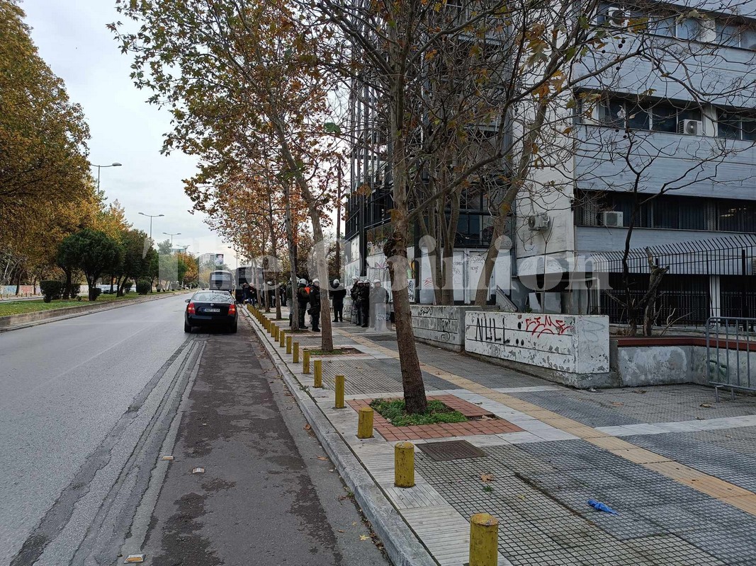 Θεσσαλονίκη: Επεισόδιο με μολότοφ και χημικά έξω από το ΑΠΘ (ΦΩΤΟ)
