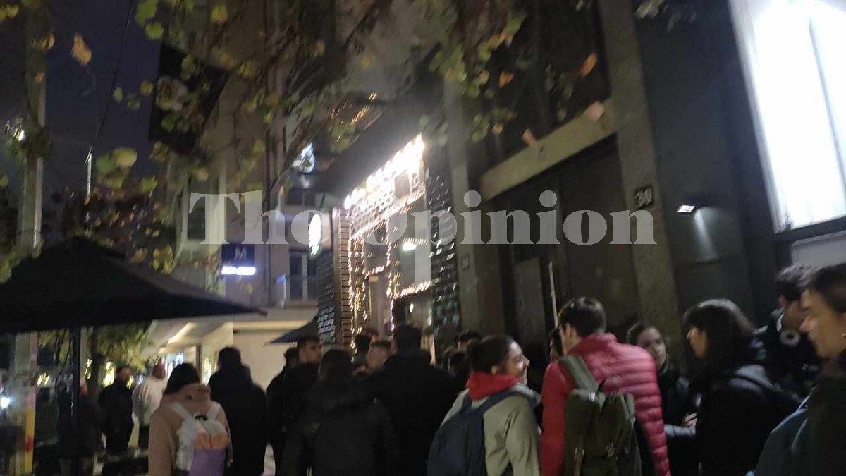 Τεράστιες ουρές για δωρεάν μπέργκερ στη Θεσσαλονίκη (ΦΩΤΟ-VIDEO)