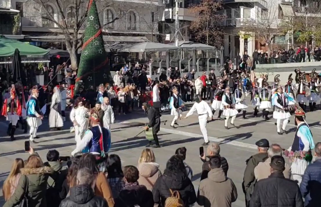 Κοζάνη: Χορευτικοί θίασοι των Μωμόγερων και το κλέψιμο της… νύφης! (VIDEO)