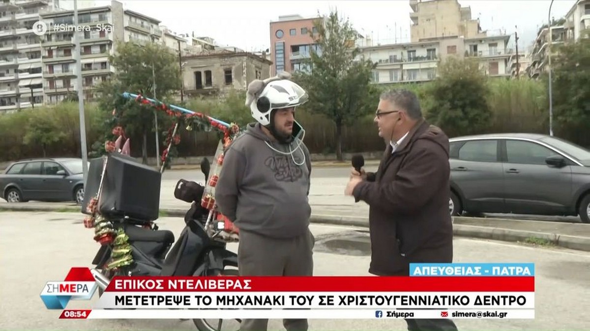 Ντελιβεράς μετέτρεψε το μηχανάκι του σε χριστουγεννιάτικο δέντρο (VIDEO)