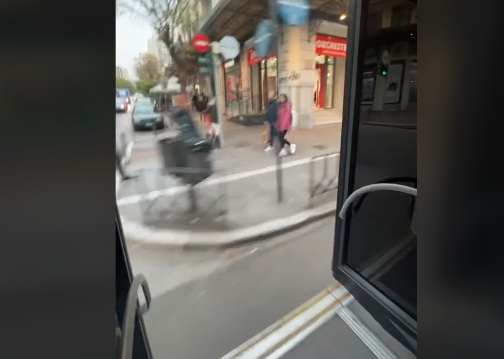 Θεσσαλονίκη: Λεωφορείο του ΟΑΣΘ κινείται με… ανοιχτή πόρτα και γίνεται viral!