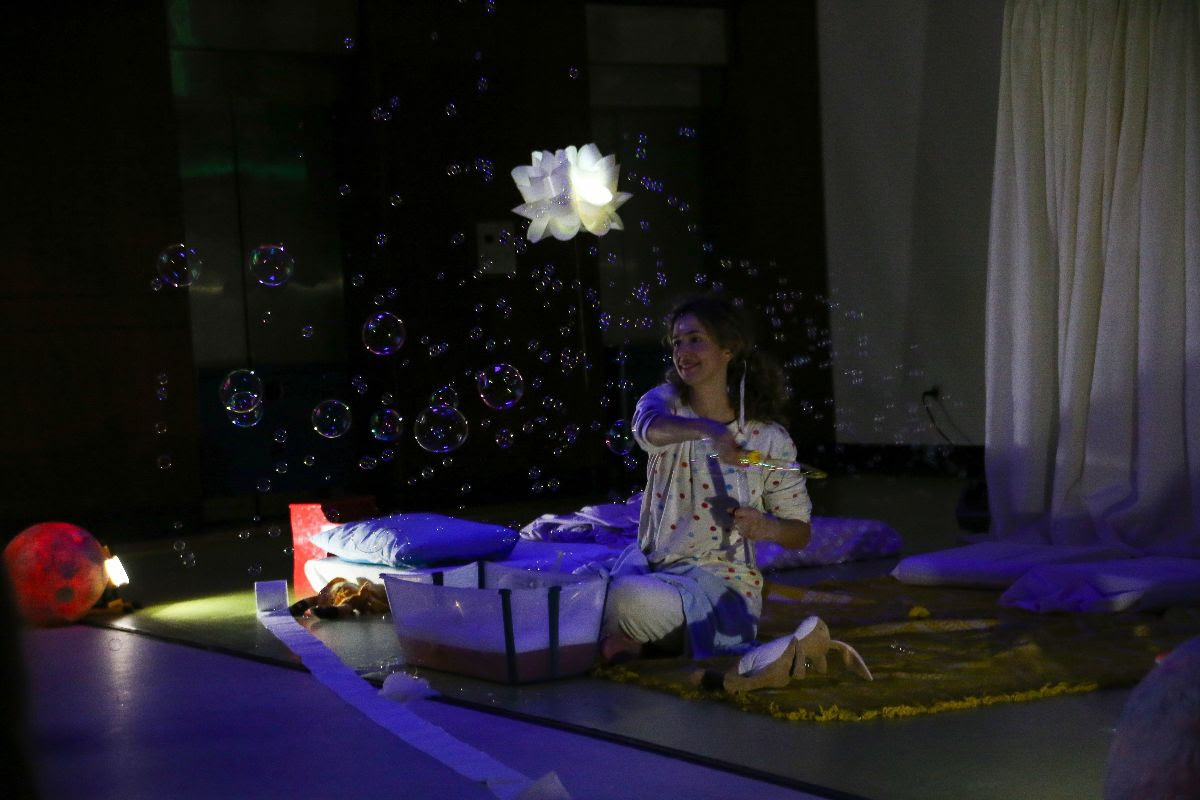 «Από το δωμάτιο στο σαλόνι»: Με παιδικές φωνές πλημμύρισε το Βασιλικό Θέατρο (ΦΩΤΟ)