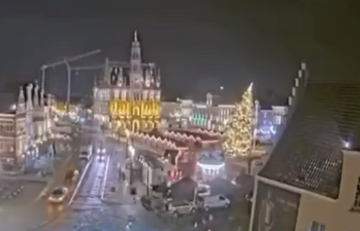 Η σοκαριστική στιγμή που χριστουγεννιάτικο δέντρο καταπλακώνει 63χρονη στο Βέλγιο (VIDEO)