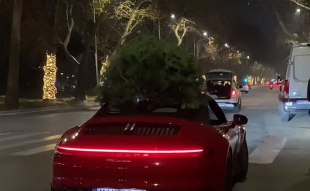Στόλισε με… χριστουγεννιάτικο δέντρο την Porsche του και βγήκε βόλτα στη Θεσσαλονίκη (VIDEO)