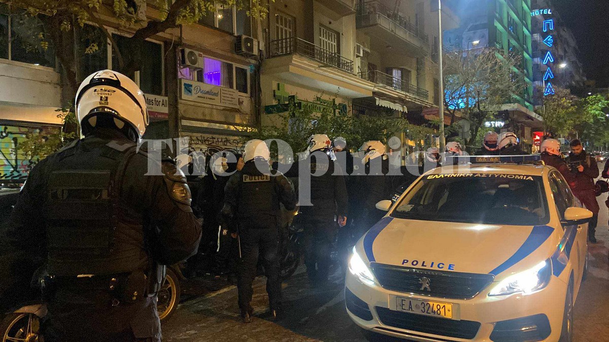 Τρεις συλλήψεις μετά τα επεισόδια έξω από το ΑΠΘ – 20 συνολικά οι προσαγωγές