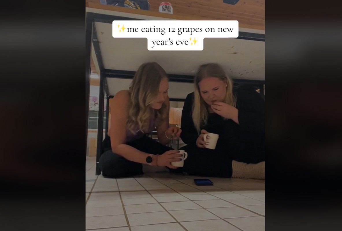 Πρωτοχρονιά: Φρενίτιδα στο TikTok – Τρώνε 12 σταφύλια για να βρουν τον έρωτα της ζωής τους (VIDEO)