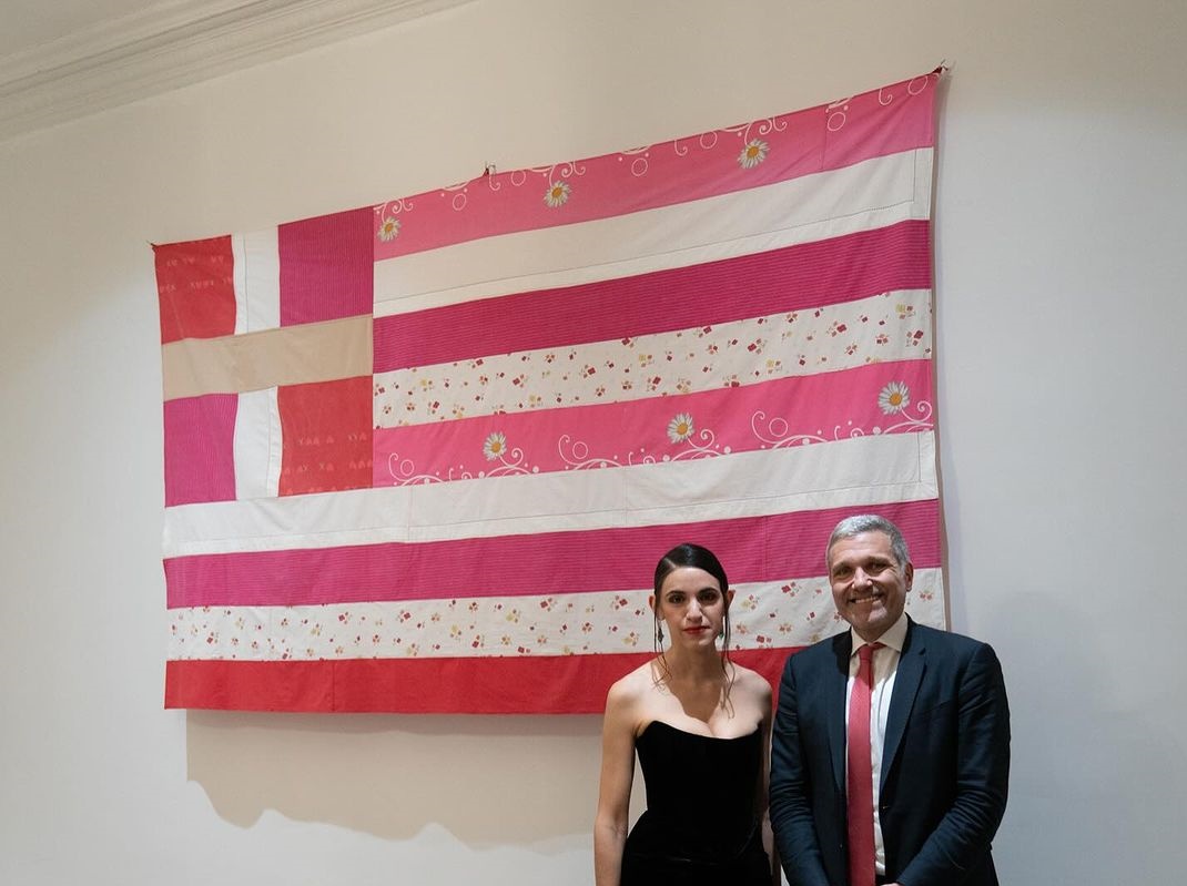 Ροζ ελληνική σημαία: Μια δημιουργία με δεκάδες αντιδράσεις – Τι απαντά η καλλιτέχνις