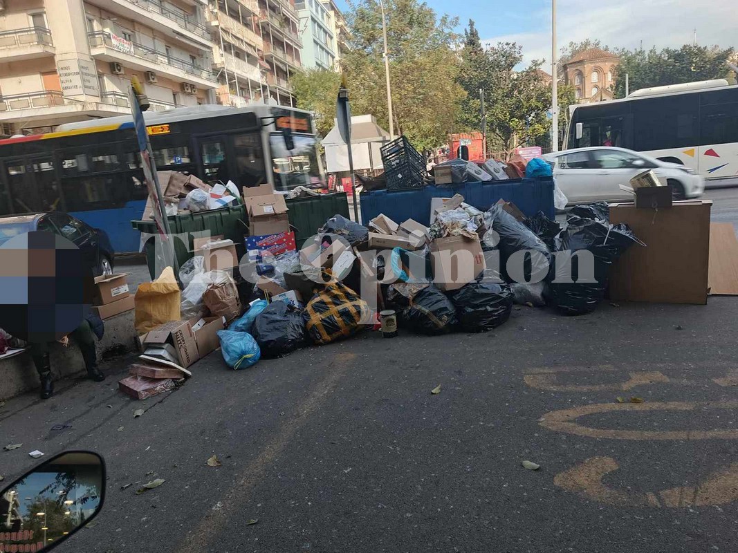 Λόφος σκουπιδιών στο κέντρο της Θεσσαλονίκης – Έξαλλοι οι επιχειρηματίες (ΦΩΤΟ)