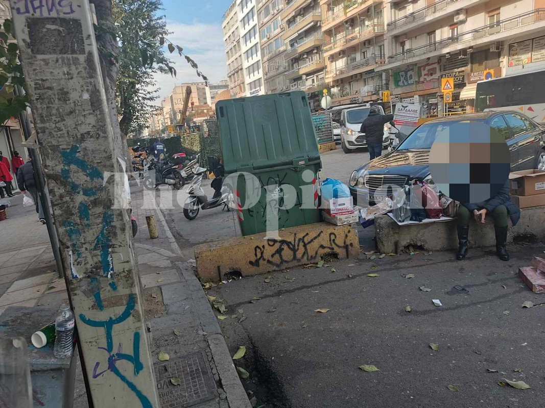 Λόφος σκουπιδιών στο κέντρο της Θεσσαλονίκης – Έξαλλοι οι επιχειρηματίες (ΦΩΤΟ)