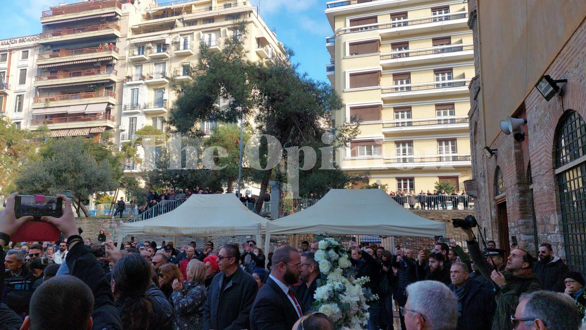 «Ήξερε να αγγίζει την ψυχή» – Καλλιτέχνες και πολιτικοί αποχαιρετούν τον Βασίλη Καρρά (ΦΩΤΟ+VIDEO)