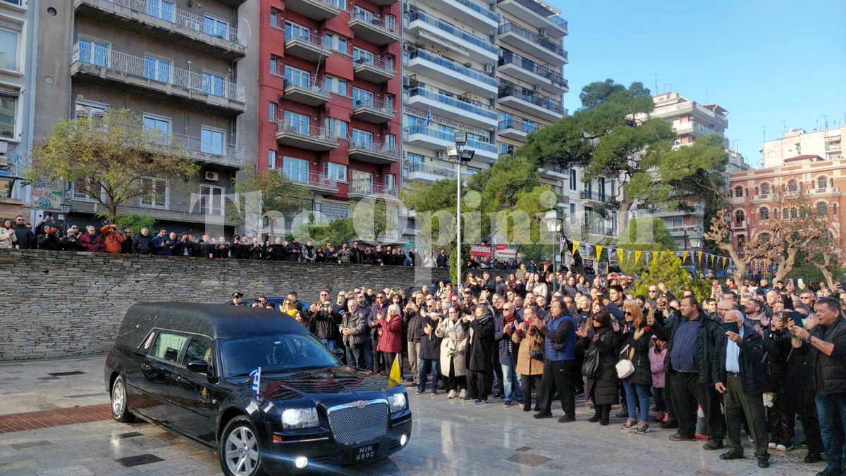 «Αθάνατος Βασιλάρα» – Η Θεσσαλονίκη λέει «αντίο» στον Βασίλη Καρρά (ΦΩΤΟ+VIDEO)