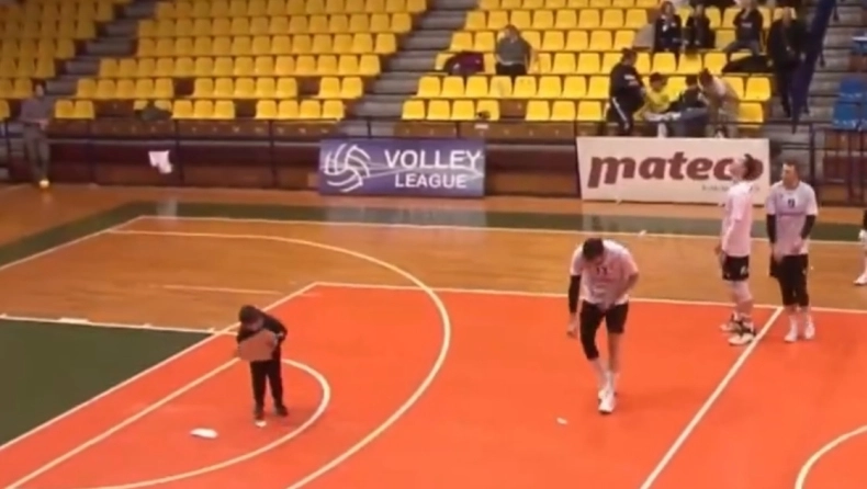 Μοναδικό στιγμιότυπο σε αγώνα του ΠΑΟΚ: Αντίπαλος παίκτης «γκρέμισε» το ταβάνι πάνω στα νεύρα του (vid)