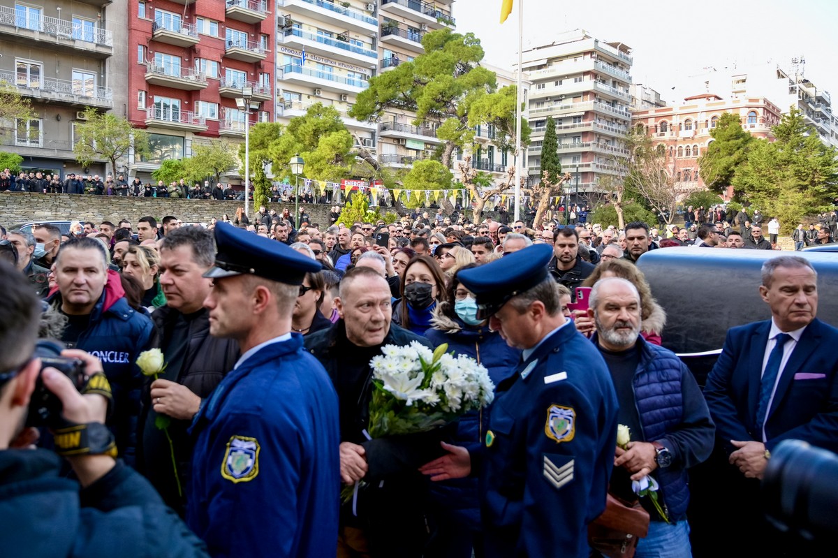 Συγκίνηση και θλίψη στο λαϊκό προσκύνημα για τον Βασίλη Καρρά (ΦΩΤΟ)