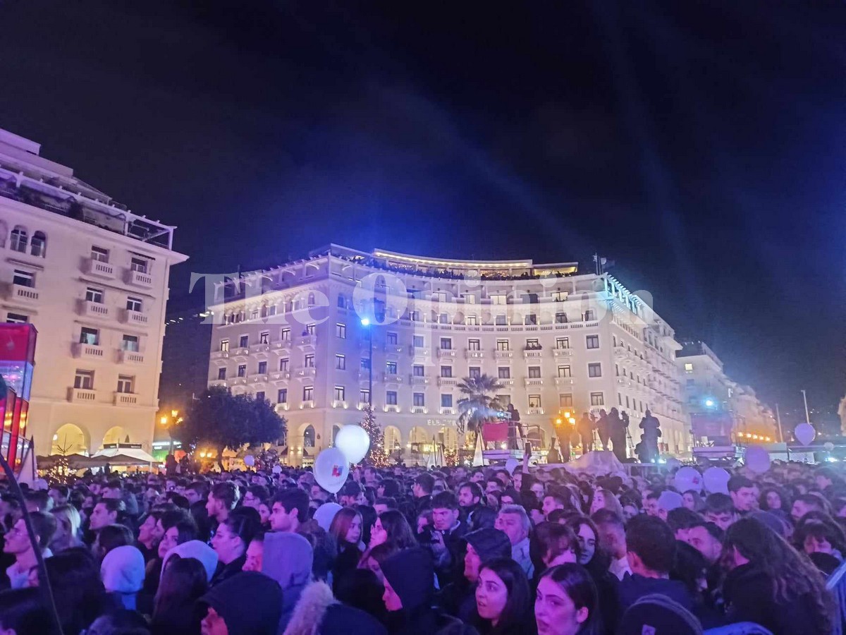 Η εντυπωσιακή φωταγώγηση του χριστουγεννιάτικου δέντρου της Αριστοτέλους (ΦΩΤΟ – VIDEO)