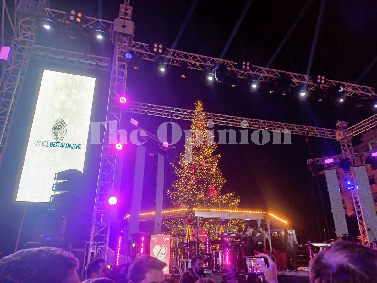 Η εντυπωσιακή φωταγώγηση του χριστουγεννιάτικου δέντρου της Αριστοτέλους (ΦΩΤΟ – VIDEO)